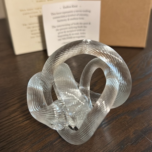 Endless Knot - Ornamental Glass - Picture 4 of 9